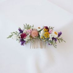 Natural Rose +Daisy dried flower mixed bridal hair accessories,Bohemian wedding hair accessories Comb : 7-12cm corsage : 7-12 cm boutonniere :  6-12 cm Pocket flower:  13.7cm  Everlasting dried flower hair comb. Perfect for weddings, bridesmaids, brides, flower girls, engagement shoot, maternity shoot, showers.  It does not need water and can be preserved for several years.  Each arrangement is handmade with the same components however each of them are arranged slightly different. The colors and Bohemian Wedding Hair Accessories, Floral Hair Clip Wedding, Flower Hair Piece, Bohemian Wedding Hair, Wedding Corsage, Dried Flowers Wedding, Flower Hair Pieces, Floral Hair Clip, Hair Comb Accessories