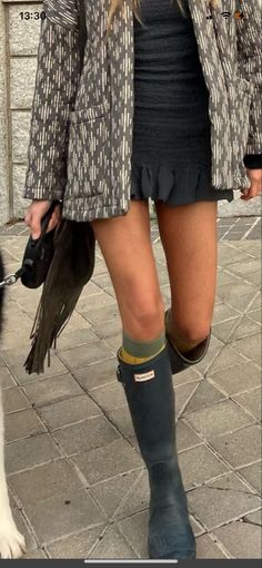 Hunter Boots And Dress, Chic Rain Outfit, Wellie Outfits, Hunter Rainboots Outfit Fall, Hunter Boots Aesthetic, Hunter Boots Outfit Summer, Tall Rain Boots Outfit, Outfits With Hunter Boots, Hunter Wellies Outfit