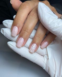 30 Neutral Winter Nails: Elegant and Trendy Ideas for a Chic Winter Manicure Oval Winter Nails, Oval Nail Shapes, Neutral Winter Nails, Oval Nail, Nails Elegant, Winter Manicure, Short Coffin, Classic French Manicure