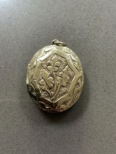 A stunning Victorian ornate gold tone oval keepsake hinged locket  In very good condition Been thoroughly cleaned  Will look great on a chain Oval Pendant, Antique Victorian, Locket, Jewelry Necklace Pendant, Pendant Necklaces, Gold Tones, Jewelry Necklaces, United Kingdom, Pendant Necklace