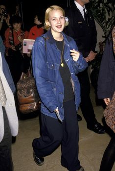 Drew Barrymore 90s, Drew Barrymore Style, 90s Denim Jacket, Moda Grunge, Harry Clarke, Jackets Style, Look Grunge, 90s Fits