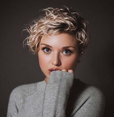 Kręcony Bob, Pixie Haircut Styles, Curly Pixie Hairstyles, Curly Pixie Haircuts, Curly Pixie Cuts, Curly Pixie, Short Curly Haircuts, Edgy Hair, Facial Features