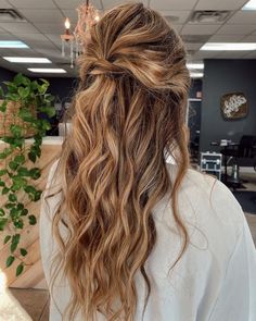 Easy Messy Half-Up Hairstyle Down And Curly Wedding Hair, Half Up Half Down Hair For Maternity Pictures, Wavy Half Up Wedding Hair, Half Up Half Down Wedding Hair Long Straight, Half Back Hairstyles Wedding, Lose Half Up Half Down Hair, Engagement Picture Hairstyles Half Up, Half Updo Wavy Hair, Engagement Picture Hairstyles Curls