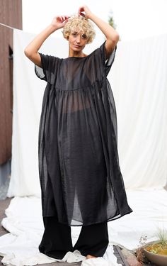 Fall Oversized Dress, Oversized Casual Outfits, Summer 24 Fashion, Fun Outfits For Women, Sheer Dress Outfit, Space Outfit Aesthetic, Kimono Style Wedding Dress, Chic Voluminous Organza Dress, Oversized Black Spring Dress