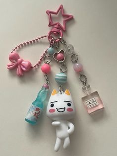 Cute Charms Diy, Cute Backpack Charms, Cool Keychain Ideas, Keychains On Bag, Making Keychains Ideas, Juminocore Trinkets, How To Make Acrylic Keychains, Toro Keychain, How To Make A Keychain