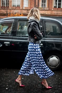 jaqueta de couro, street style, calça pantacourt estampada, scarpin Heels Street Style, Street Styl, London Fashion Weeks, Sarah Jessica Parker, Street Style Chic, Pink Heels, Fashion Week Street Style