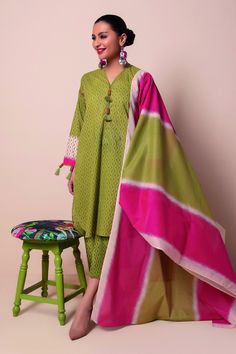 Khaadi A22106 Green Spring Summer 2022 Kurti Designing, Eastern Clothes, Mayon Dresses, Saree Inspiration, Simple Indian Suits, Simple Kurtis, Indian Closet, Dupatta Designs, Shadi Dresses