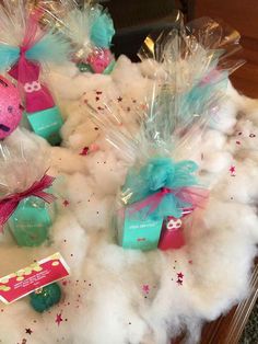 cotton swabs are wrapped in plastic bags with pink and blue bows