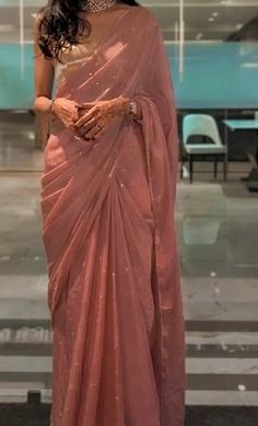 Married Women Outfits Indian, Saare For Girls, Saare Aesthetic, Girlish Sarees For Farewell, Simple Sarees For Farewell, Convocation Saree Ideas, Indian Saree Aesthetic, Saree Styles Modern Classy, Farewell Sarees Colleges