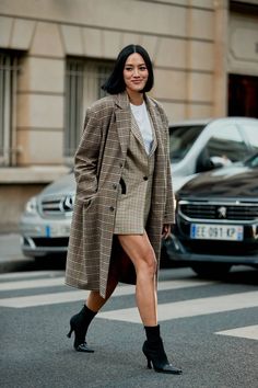 The Latest Street Style From Paris Fashion Week | Who What Wear UK Paris Style, Moda Paris, Paris Fashion Week Street Style, Womens Fashion Edgy, Street Style Trends, Street Style Paris, Autumn Street Style, Spring Street Style, Street Style Inspiration