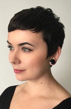 Short Pixie For Round Faces Very Short Bangs, Short Hairstyles For Round Faces, Unnatural Hair Color, Super Short Pixie, Choppy Haircuts, Short Bangs, Round Face Shape