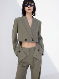 Women's Deconstructed Hem Wool-blend Suit Blazer in Olive Deconstructed Suit Women, Woman In Blazer, Deconstructed Tailoring, Blazer Unique, Deconstructed Blazer, Minimal Style Outfits, Unique Blazer, Oversized Blazers, Palm Dress