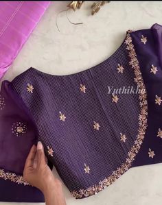 Aari Work Blouse Designs Latest Simple, Saree Pallu Embroidery Design, Bridal Aari Work Blouse Designs Latest, Boat Neck Blouse Designs Latest For Silk Saree, Self Blouse Designs Latest, Work Blouses Maggam Latest, Purple Blouse Designs For Saree, Aari Work Hand Design, Pattern Blouses For Sarees