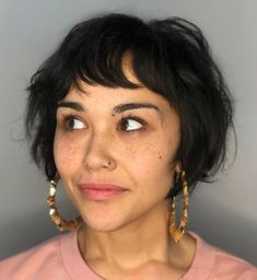 Frange courte : ces inspirations dénichées sur Pinterest prouvent que la mini-frange est le détail qui tue cette saison - Grazia Diva Curl, Short Wavy Bob, Choppy Bob Haircuts, Bob Hairstyles With Bangs, Polished Hair, Chin Length Bob, Bob Haircut With Bangs, Bob With Bangs