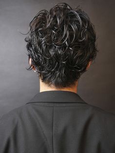 ナチュラルセクシーショート Long Curly Hair Men, Asian Haircut, Men Hair Color, Wavy Haircuts, Short Curly Haircuts, Messy Short Hair, Men Haircut Styles