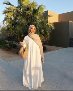 Modest Vacay Outfits, Elegant Summer Abaya For Vacation, White Beach Abaya For Summer, White Summer Beach Abaya, Hijab Summer, Hijabi Summer Dresses, Elegant Summer Vacation Abaya, Summer Abaya, Hijabi Summer