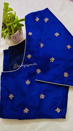 Butties Work Blouses, Simple Maggam Work Blouses Blue, Maggam Butta Designs, Simple Buti Work Blouse Designs, Simple Buttas For Blouse, Simple Butties Maggam Work, Small Buttis Maggam Work, Sungudi Saree Blouse Designs, Puttas Blouse