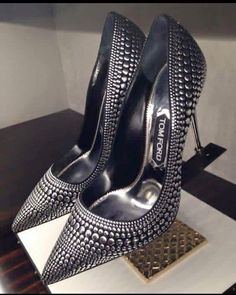 Imagen de shoes, fashion, and tom ford How To Have Style, Afrikaanse Mode, Studded Heels, Gorgeous Shoes, Fabulous Shoes, Hot Shoes, Crazy Shoes, Shoe Obsession, Toms Shoes