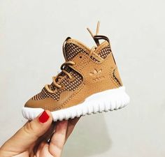 SO CUTE - pinterest: @racquelrwauls✨ Infant Boy Outfits, Adidas Shoes High Tops, Baby Mode, Sneakers Kids, Baby Swag, Infant Boy, Cute Nikes, Baby Boy Shoes, Baby Boy Fashion