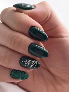 Christmas tree nails: emerald green nails with a tree accent Tree Nail Art, December Nails, Tree Nails, Christmas Nails Easy, Christmas Gel Nails, Nails Winter, Her Nails, Popular Nails