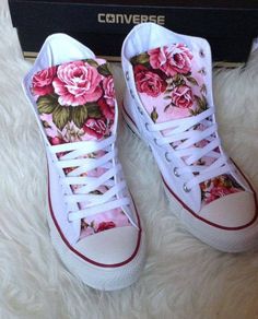 Converse Floral, Diy Converse, Floral Converse, Curvy Petite Fashion, Outfit Jeans, Painted Shoes, Shoe Closet, Crazy Shoes, I Love Shoes