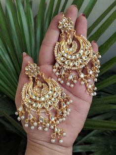 Gold Jhumka, Gold Jhumka Earrings, Indian Jewelry Earrings, Bridal Wedding Earrings, Silver Dog, Earrings Indian, Indian Jewelry Sets, Kundan Earrings