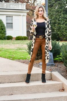 Leopard Duster, Long Shirt Outfits, Winter Outfits 2019, Extraordinary Clothes, Outfits Leggins, Blonde Style, Simple Spring Outfits, Outfits For Work, Leopard Sweater