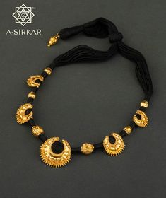 Black Thread Gold Jewellery, Maharashtrian Mangalsutra, Royal Emblem, Gold Mangalsutra, Beaded Necklace Designs, Antique Bridal Jewelry, Indian Jewellery Design Earrings, Antique Jewelry Indian