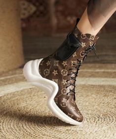 Coffee Boots Platform Cowhide Leather Stylish Splicing Cross StrapMade of:-Cowhide Leather Upper.-Rubber sole- cushioned insole.1.96"/5cm Platform Heel