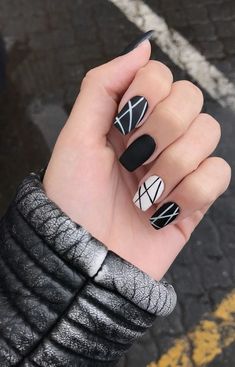 Nail Art With Black And White, Linear Nail Designs, Matte White Nails With Design, Smart Nails Designs, Black Nails With Design Ideas, Black White Nail Art, Smart Nails, Black White Nails, Matte Black Nails