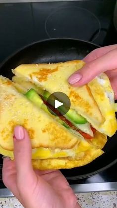 8.2K views · 31K reactions | Un desayuno o cena deliciosa y saludable. 💜

Super fácil y rápida de hacer. 🍞 | Chef Omar Magic |Libro |Book | Artemas · i like the way you kiss me Eggs Poached, Healthy Breakfast Diet, Dinner Plan, Breakfast Brunch Recipes, Breakfast Treats, Keto Breakfast, Breakfast Dishes, Healthy Breakfast Recipes, Brunch Recipes