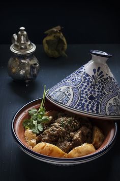 an image of food on a plate with the caption'italian de cordero y merillos '