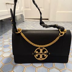 Never Used!! Perfect Condition. Elegant And Stylish Tory Burch Women's Bag In Classic Black. Perfect For Any Occasion, This Bag Features A Sleek Design With A Gold Chain Accent. Tory Burch Bag, Gold Chain, Classic Black, Women's Bag, Sleek Design, Gold Chains, Tory Burch, Bag Lady, Sleek