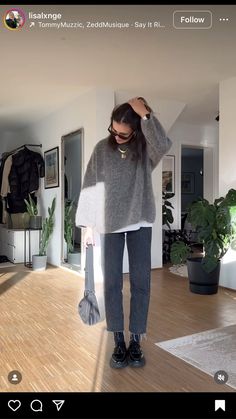 Surfergirl Style, Outfit 2023, Trendy Heels, Skandinavian Fashion, London Outfit, Outfit Jeans, Outfits 2023, Grey Outfit, Weekend Outfit