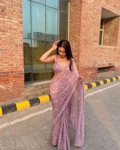 Wedding Outfit Women Indian, Freshers Saree Ideas, Fairwell Saree Ideas, Freshers Saree Look, Saree Inspo For Farewell, Saree Ideas For Farewell, Elegant Saree For Farewell, Saree For Girls Farewell, Saree Styles Modern Classy