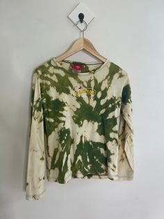 Vintage 90s Greenbay packers long sleeve shirt distressed hand tie dye custom 1 of 1 Super cute Size Womens small-medium fit model is 5'5 for size reference Green Bay Wisconsin, Green Outfit, Green Bay Packers, Green Bay, Wisconsin, Green And Gold, Batik, Floral Tops, Fitness Models