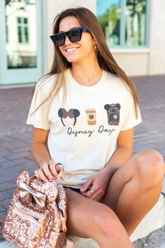 The perfect T-shirt for those Disney Days! Disneyland October Outfits, Look Disney, Oc Au, Disney Monogram, Disney Outfits Women, Park Outfit, United Monograms, Cute Disney Outfits, Disney 2024