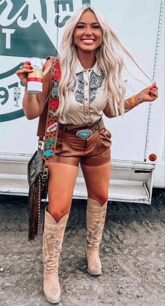 Cowboy Boot Outfits Nashville, Boho Country Outfits Summer, Fringe Boots Outfit Summer, Houston Rodeo Outfits For Women 2023, Western Vest Outfit, Houston Rodeo Outfits For Women, Style Outfits Plus Size, Concert Outfits Plus Size, Rock Concert Outfit Plus Size