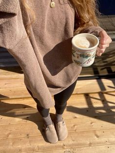 Lake House Aesthetic Outfit, Women Birkenstock, Birkenstock Boston Outfit, Granola Outfits, Surfergirl Style, Clogs Birkenstock, Go Viral On Tiktok, Linen Outfit, Birkenstock Outfit