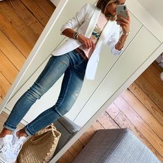 L’image contient peut-être : une personne ou plus, chaussures et téléphone Lil Twist, Casual Chic Outfits, Blazer Outfits Casual, Womens Outfits, Classy Lady, Birthday Trip, Casual Chique, Fashion Diva