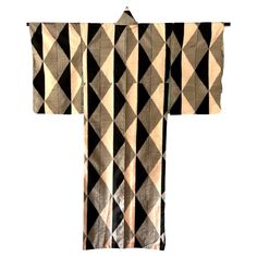 A well preserved Japanese Meisen kimono hand-sewn from woven Ikat Silk circa 1920-30s (Taisho to early Showa period). The kosode style kimono (small sleeve), tailored from raw silk with bold geometrical pattern of triangles and squares in soft white with a pink hue, gray and black. The silk shows a beautiful and subtle weft ikat weave. The highly graphic Art Deco pattern dated this kimono to 1920-30s when the aesthetic of Japanese fashion was connected to the global taste. It was a great example Japanese Art Deco, Motif Art Deco, Geometrical Pattern, Deco Pattern, Art Deco Pattern, Silk Kimono, Art Furniture, White Silk, Okinawa