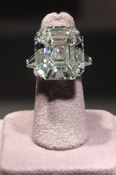 What Happened to Elizabeth Taylor's Jewelry? Value Today & Owners Elizabeth Taylor Engagement Ring, Taylor Vogue, Big Diamond Engagement Rings, Stone Accessories, Asscher Cut Diamond, Classic Jewelry