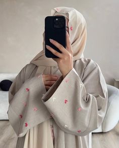 Simple Mehndi Dresses, Abaya Outfit, Modest Outfit Ideas, Eid Outfit, Blouse Casual Fashion, Muslim Outfits Casual, Mode Abaya, Muslim Outfits, Abaya Designs