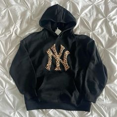 Yankees Hoodie, Cheetah Hoodie, Logo Handmade, Black Cheetah Print, Yankees Logo, Outfit Inspo Casual, Lazy Outfits, Oversized Hoodie, Cute Simple Outfits