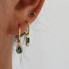 Earrings Aesthetic Green, Emerald Green And Gold Earrings, Earring Sets Gold, Green And Silver Earring Stack, Green Ear Stack, Green And Gold Earring Stack, Green And Gold Jewelry Aesthetic, Gold Green Earrings, Green Earring Stack