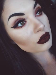 Too heavy on the eye brows. But like the eye makeup! Make Up Spray, Dark Lipstick Colors, Fete Emo, Make Up Diy, Eyeshadow Black, Fixing Spray, Witch Makeup, Fest Outfits