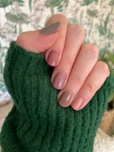 Different coloured nail polish for each finger in pastel colours, grey (gray), mulberry, beige, taupe and peach Autumn Nail Colours, Nails For Autumn, Muted Autumn, Autumn Nail, Nail Colours, Soft Autumn, Pastel Nails, Autumn Nails, Beauty Ideas