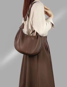 Ce sac à bandoulière fourre-tout en cuir véritable pour femme, élégant et spacieux, est parfait pour le travail, les voyages ou un usage quotidien. Fabriqué en cuir de haute qualité, ce sac à main tendance dispose d'un compartiment principal spacieux, d'une bandoulière réglable et de plusieurs poches intérieures et extérieures pour l'organisation. Idéal pour transporter vos essentiels dans un style intemporel.

 MATÉRIEL - Fabriqué à 100% en croûte de cuir de vachette de haute qualité et en cuir Classic Leather Hobo Bag In Solid Color, Brown Smooth Grain Hobo Bag For Work, Brown Shoulder Bag With Metal Hardware For Office, Brown Leather Hobo Bag With Metal Hardware, Chic Brown Hobo Bag With Smooth Grain, Fall Leather Hobo Bag For Office, Brown Shoulder Bag With Metal Hardware For Fall, Fall Office Leather Hobo Bag, Brown Bags For Fall