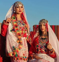 Immerse yourself in the rich cultural traditions of Berber women with this exquisite Handmade Berber dress set adorned with jewels. Perfect for special occasions like weddings, this set includes a beautifully crafted kaftan, a stunning headscarf, and an intricately designed skirt. The attention to detail is evident in the handcrafted metal crown, embellished with silver accents, and a statement necklace that exudes elegance. Completing the ensemble are the handcrafted silver slippers, adding a touch of regal charm to the attire. Embrace the allure of Berber women's fashion with this original Burberry dress set - a masterpiece that promises to leave you awestruck and feeling truly beautiful. Berber Clothing, Moroccan Outfit, Morocco Fashion, Silver Slippers, Moroccan Clothing, Fashion Traditional, Metal Crown, Moroccan Dress, African Print Dress