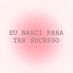 the words eu nasci para ter suceso are in black and white on a pink background